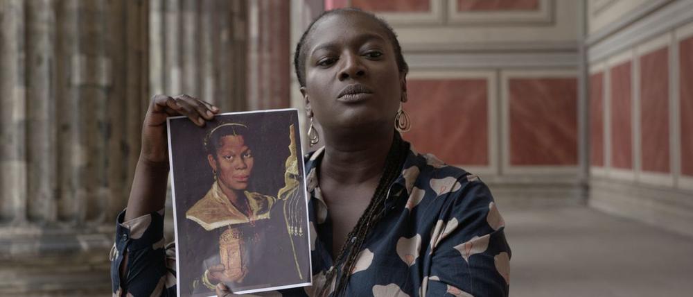 Die Schauspielerin Thelma Buabeng führt durch den Film „Die Ausstattung der Welt“.