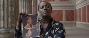 Die Schauspielerin Thelma Buabeng führt durch den Film „Die Ausstattung der Welt“.