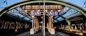 Kein Mensch am Bahnsteig. Mehrmals legten streikende Lokführer Anfang des Jahres den Verkehr lahm. 