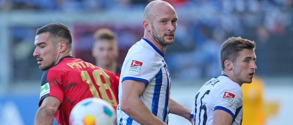 Banger Blick zurück. Jonjoe Kenny und Toni Leistner (v. r.) kassierten mit Hertha in Wiesbaden bereits die siebte Niederlage in dieser Saison.