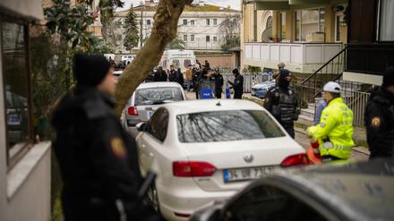 Türkische Polizeibeamte stehen nach einem Anschlag auf einem abgesperrten Gelände vor der Santa-Maria-Kirche Wache. Zwei Maskierte hatten die Kirche angegriffen und einen Menschen getötet. Die katholische Kirche Santa Maria befindet sich im Istanbuler Stadtteil Sariyer.