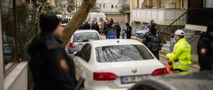 Türkische Polizeibeamte stehen nach einem Anschlag auf einem abgesperrten Gelände vor der Santa-Maria-Kirche Wache. Zwei Maskierte hatten die Kirche angegriffen und einen Menschen getötet. Die katholische Kirche Santa Maria befindet sich im Istanbuler Stadtteil Sariyer.