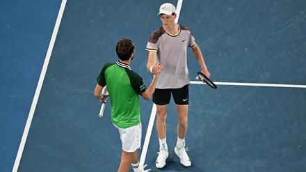 Glückwunsch vom Verlierer. Medwedew (links) gratulierte dem Australian-Open-Sieger Sinner. 
