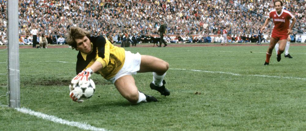 Andreas Köpke (hier im Juni 1985 im Spiel bei Hannover 96) und Hertha BSC erreichten 1984/85 die dritte Runde.