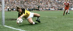 Andreas Köpke (hier im Juni 1985 im Spiel bei Hannover 96) und Hertha BSC erreichten 1984/85 die dritte Runde. 