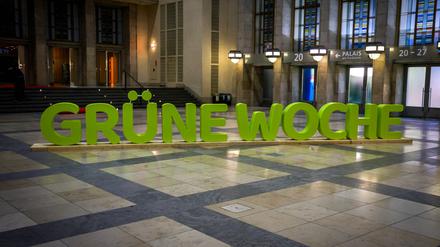 Internationale Grüne Woche 2024. Schriftzug Grüne Woche am Eingang. DEU, Deutschland, Berlin, 22.01.2024: *** International Green Week 2024 Green Week lettering at the entrance DEU, Germany, Berlin, 22 01 2024