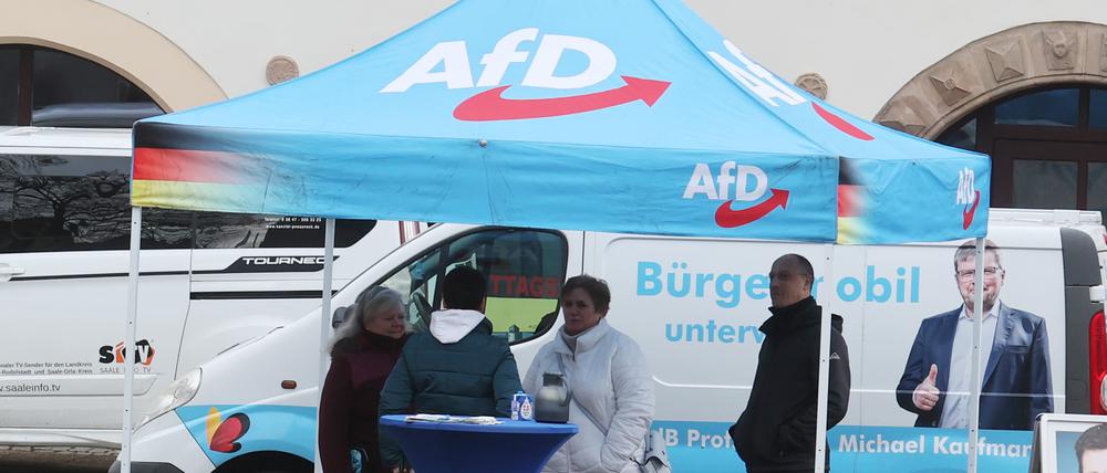 Ein Wahlkampfstand der AfD steht auf dem Marktplatz.