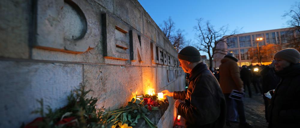 Am Platz der Einheit gedachten rund 500 Menschen der Opfer des Faschismus.