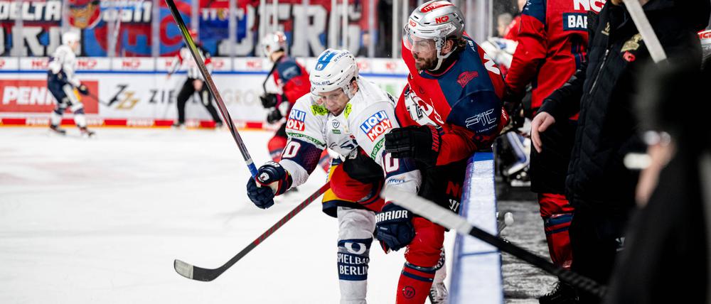 Enge Kiste. Lean Bergmann (In weiß) im Zweikampf mit Ex-Eisbär Constantin Braun.