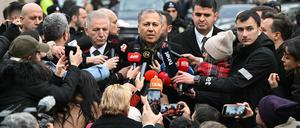 Der türkische Innenminister Ali Yerlikaya (C) spricht am 28. Januar 2024 in Istanbul nach einem Anschlag neben der Kirche Santa Maria zur Presse.