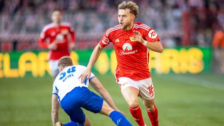 Unions Benedict Hollerbach war ein ums andere Mal zu schnell für die Abwehrspieler von Darmstadt 98. 