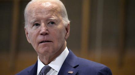 Joe Biden (r), Präsident von den USA, spricht in der St. John Baptist Church. 