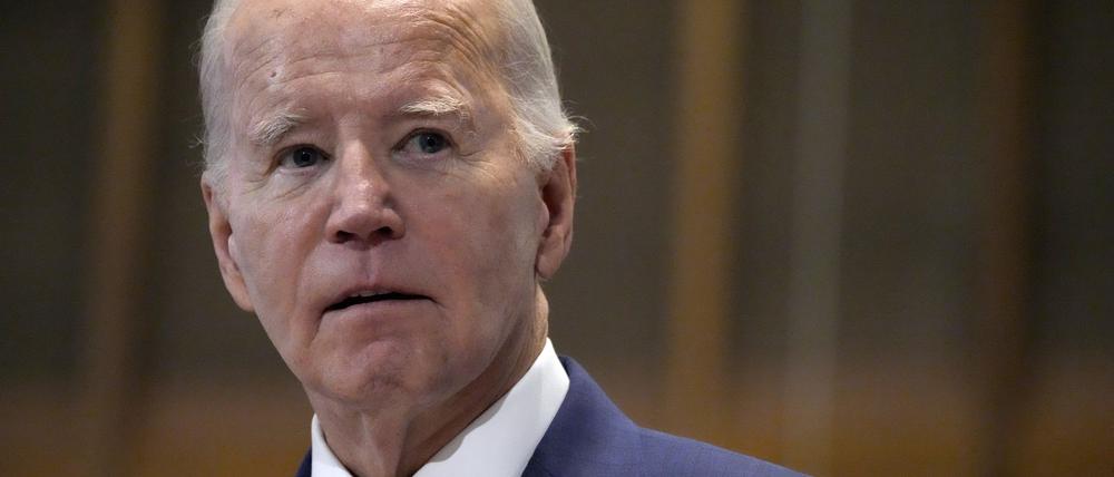 Joe Biden (r), Präsident von den USA, spricht in der St. John Baptist Church. 