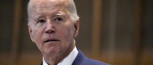Joe Biden (r), Präsident von den USA, spricht in der St. John Baptist Church. 