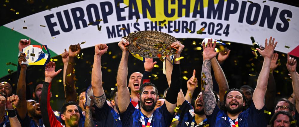 Frankreichs Ludovic Fabregas (M) hält die Trophäe bei der Siegerehrung hoch.