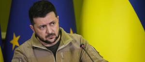 Wolodymyr Selenskyj bei einer Pressekonferenz mit dem Präsidenten des Europäischen Rates Michel am 20.04.2022 in Kiew.