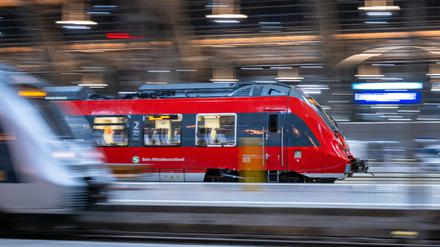 Eine Regionalbahn erreicht den Hauptbahnhof in Leipzig.