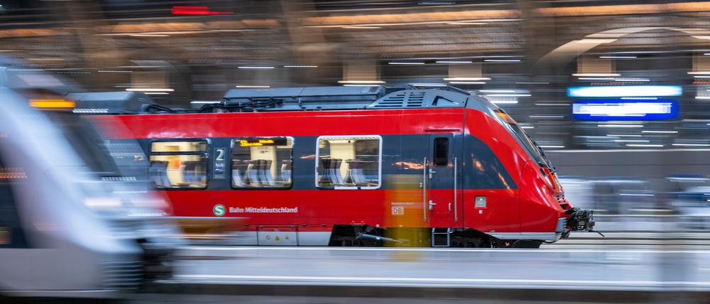 Eine Regionalbahn erreicht den Hauptbahnhof in Leipzig.
