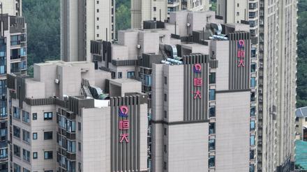 Hochhäuser mit dem Evergrande-Logo in der ostchinesischen Provinz Jiangsu.
