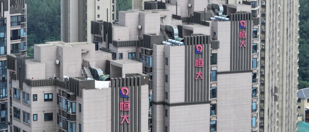 Hochhäuser mit dem Evergrande-Logo in der ostchinesischen Provinz Jiangsu.
