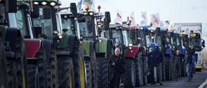 Landwirte versammeln sich südlich von Paris, bevor sie eine nach Paris führende Autobahn blockieren. Sie protestieren gegen sinkende Einnahmen, europäische Umweltvorschriften und Normen, die ihrer Meinung nach Überhand nähmen. Die Landwirte wollen ihren Protest ausweiten und den Druck auf die Regierung erhöhen.