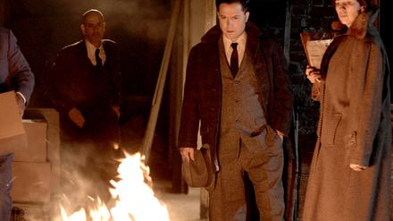 William Stephenson (James Loye) verbrennt Akten seiner verdeckten Operation im Zweiten Weltkrieg.