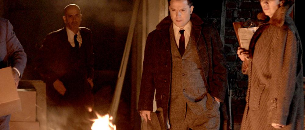 William Stephenson (James Loye) verbrennt Akten seiner verdeckten Operation im Zweiten Weltkrieg.