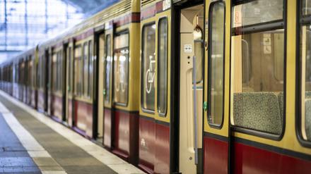 Eine leere S-Bahn steht am Ostbahnhof.