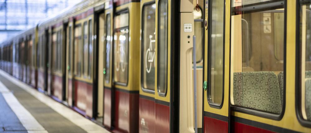 Eine leere S-Bahn steht am Ostbahnhof.