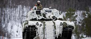 Ein Panzer der norwegischen Armee bei einer Übung.