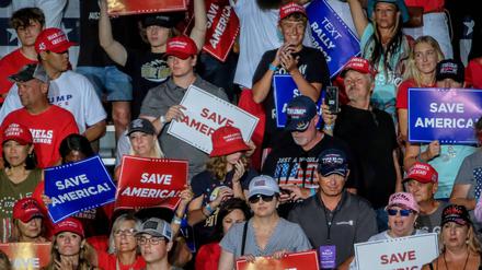 Bald US-Verhältnisse auch in Europa: Trump-Anhänger machen bei einer Wahlkampfveranstaltung deutlich, dass sie sich von ihrem Idol die Rettung des Landes versprechen. 
