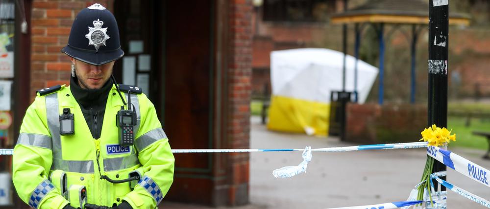 Großbritannien, Salisbury: Ein Polizist steht am 12.03.2018 vor dem Pub „The Mill“ in Salisbury, wo Spuren des Nervengifts gefunden wurden (Archivbild).