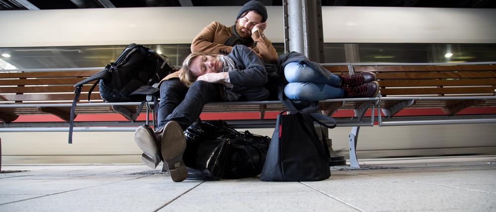 Alltag in Deutschland: warten auf den Zug.