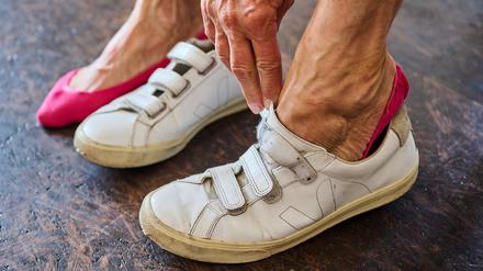 Betroffene sollten ihre Füße jeden Tag untersuchen: Sind sie geschwollen, gerötet oder warm?