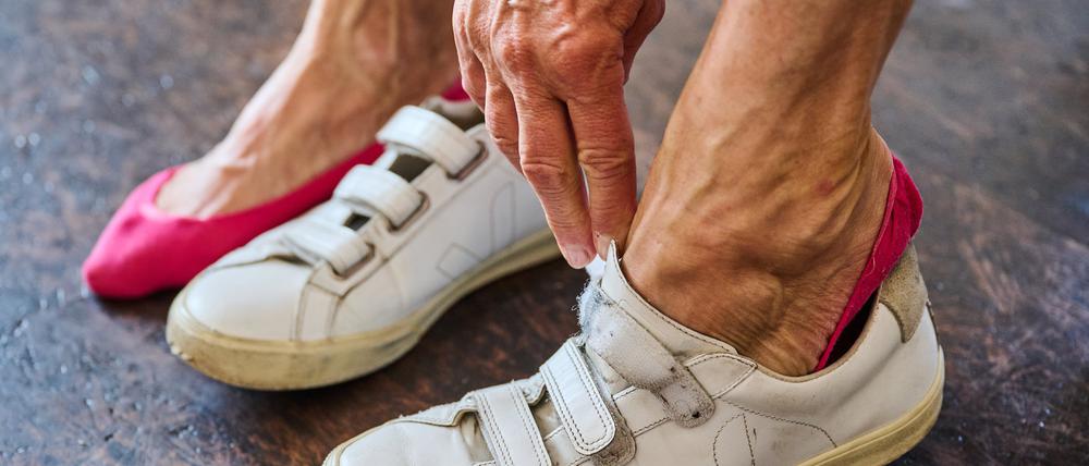 Betroffene sollten ihre Füße jeden Tag untersuchen: Sind sie geschwollen, gerötet oder warm?
