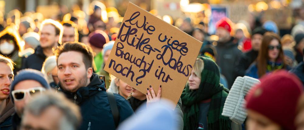 „Wie viele Hitler-Dokus braucht ihr noch?“, steht auf einem Demo-Plakat bei der Demonstration gegen Rechtsextremismus in Hamburg am 28.01.2024.