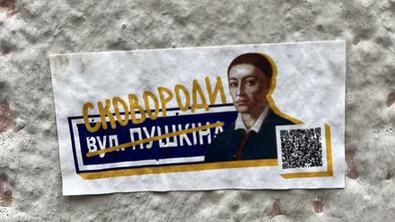 Auf dem Plakat ist die Bezeichnung Puschkinstraße durchgestrichen, stattdessen steht Skovoroda.