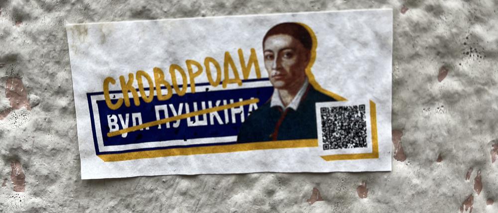 Auf dem Plakat ist die Bezeichnung Puschkinstraße durchgestrichen, stattdessen steht Skovoroda.