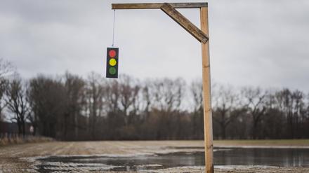 Ein Galgen mit einer symbolischen Ampel steht auf einem Feld bei Gablenz, das Foto wurde am 14.01.2024 aufgenommen. Im Rahmen der Bauernproteste fordern viele Landwirte das Ende der Ampel-Koalition zwischen FDP, SPD und die Grünen. 
