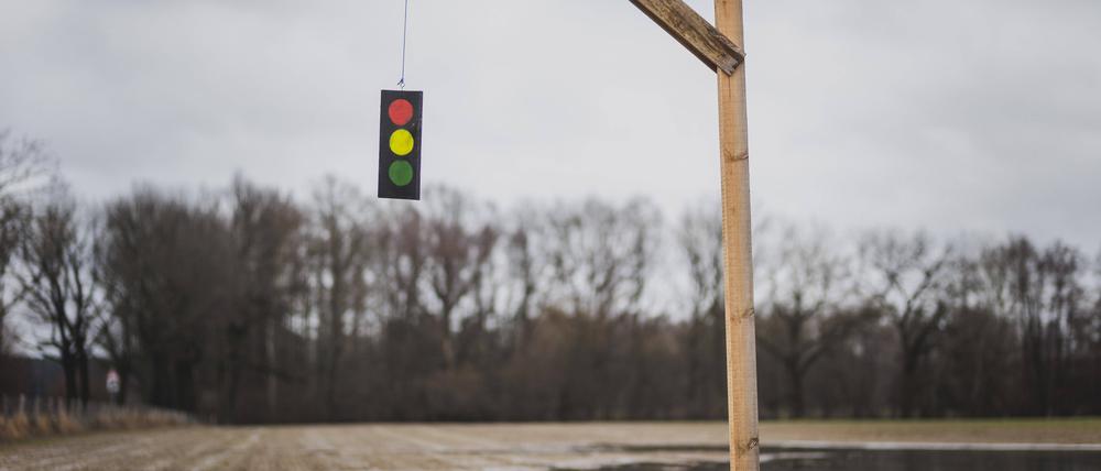 Ein Galgen mit einer symbolischen Ampel steht auf einem Feld bei Gablenz, das Foto wurde am 14.01.2024 aufgenommen. Im Rahmen der Bauernproteste fordern viele Landwirte das Ende der Ampel-Koalition zwischen FDP, SPD und die Grünen. 