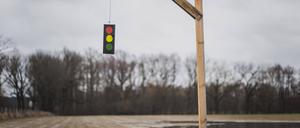 Ein Galgen mit einer symbolischen Ampel steht auf einem Feld bei Gablenz, das Foto wurde am 14.01.2024 aufgenommen. Im Rahmen der Bauernproteste fordern viele Landwirte das Ende der Ampel-Koalition zwischen FDP, SPD und die Grünen. 