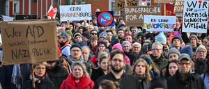 27.01.2024, Brandenburg, Frankfurt (Oder): Teilnehmer der Demonstration «Nie wieder ist jetzt!», haben sich mit Plakaten und Transparenten in der deutsch-polnischen Grenzstadt im Osten von Brandenburg versammelt. 
