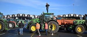 Bauern blockieren eine Autobahn kurz vor einer Mautstation südwestlich von Paris.