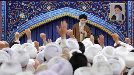 Iran (hier Revolutionsführer Ali Chamenei) behauptet, nichts mit dem Anschlag zu tun zu haben.