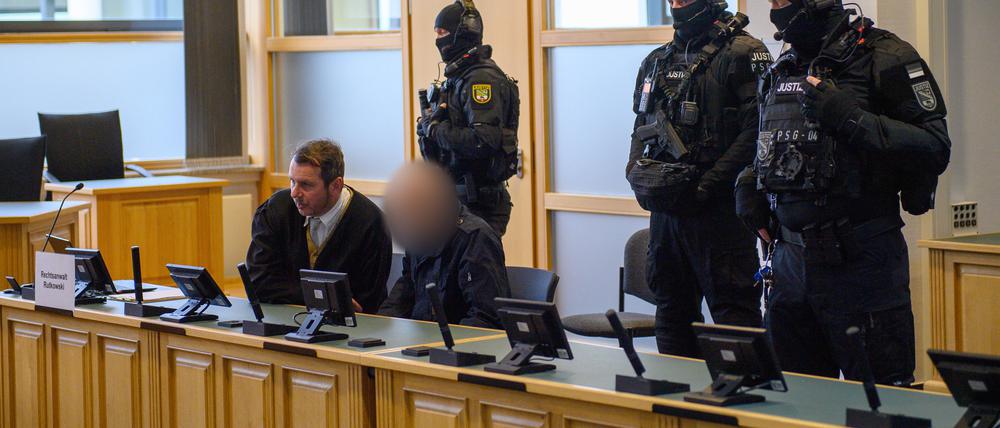 Stephan Balliet sitzt im Gerichtssaal an der Anklagebank. Der Angeklagte, der wegen des Halle-Attentats im Gefängnis sitzt, soll dort Wärter als Geiseln genommen haben.