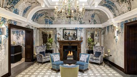 Einchecken unter Lüstern: die Rezeption des Brown’s Hotel.