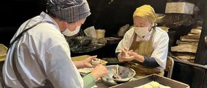 Obwohl in Japan die Zahl der 15- bis 64-Jährigen seit Mitte der 90er-Jahre sinkt, konnte das Land die Zahl der Erwerbstätigen bis zur Pandemie auf immer neue Rekordwerte steigern