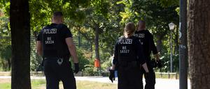 Polizisten sind im Görlitzer Park unterwegs. Immer wieder finden dort Einsätze gegen Drogenhandel statt.