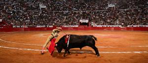 Joselito Adame tötet in der Plaza México in Mexiko-Stadt einen Stier.