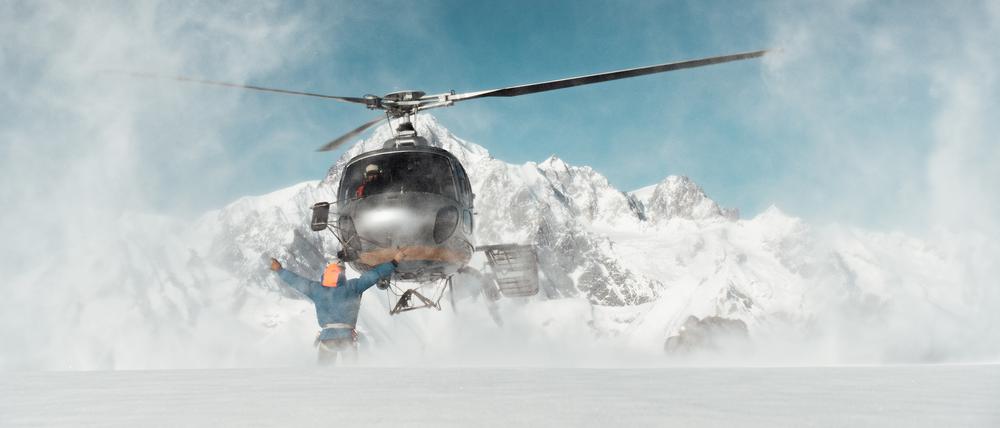 Mit diesem Hubschrauber machen sich Wintersportler auf die Suche nach dem besten Pulverschnee.
